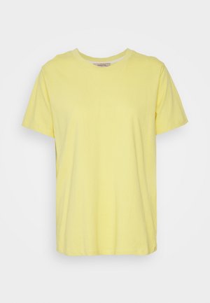 Keltainen puuvilla-T-paita, jossa on pyöreä kaula-aukko, lyhyet hi sleeves ja rento malli. Sujuva pinta; ei näkyviä kuvioita tai aksentteja.
