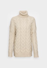 Jasno beżowy sweter z golfem, dziergany w wzór warkoczowy, luźny krój, prążkowane wykończenie na dole i mankietach oraz teksturowana powierzchnia.