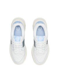 Vita sneakers med blå accenter, med en slät läderöverdel, rund tå, perforerade detaljer och platta snören.