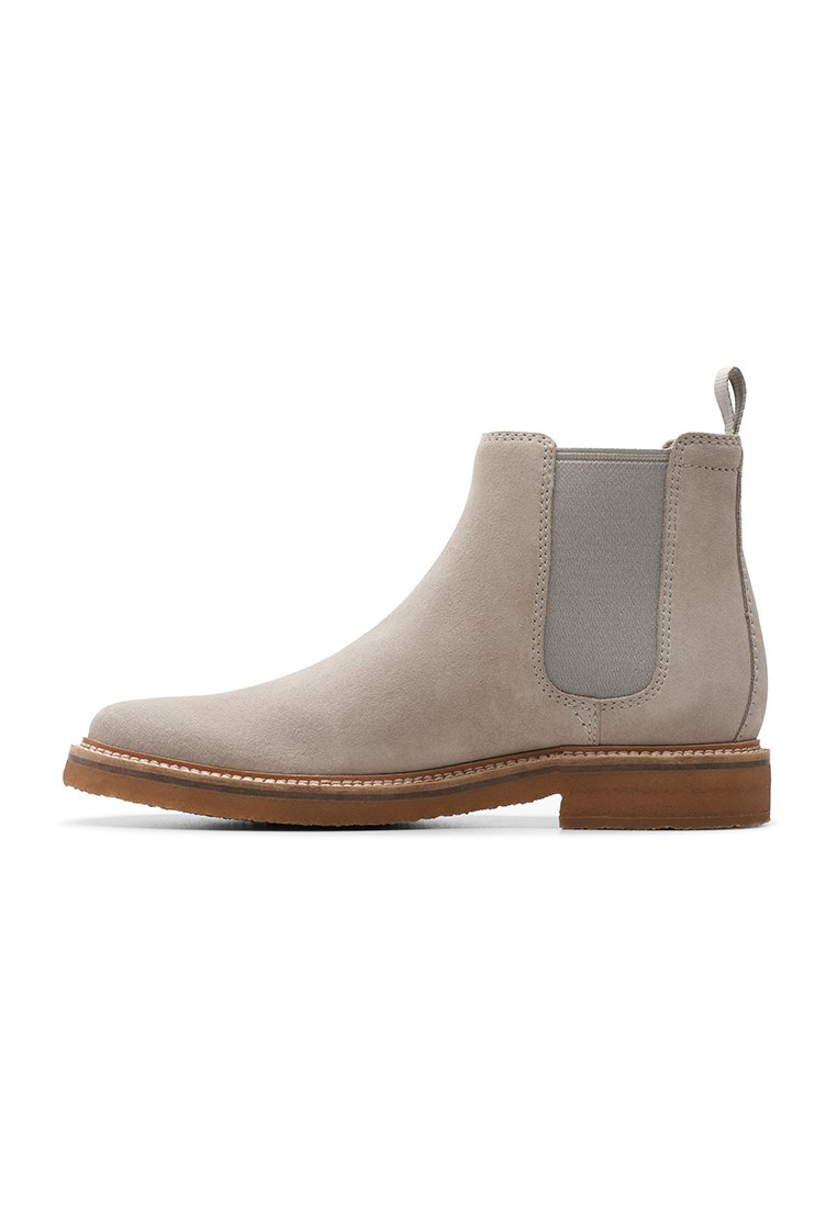 Graue Wildleder Chelsea-Stiefel mit elastischen Seitenpaneelen, brauner Gummisohle und einer Schlaufe hinten für ein einfaches Anziehen.
