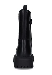 Stivale alla caviglia in pelle nera con suola spessa, chiusura con zip sul retro e linguetta superiore per una facile calzata. Finitura liscia, design robusto.