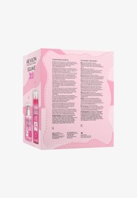 Zestaw Revlon Equave Kids zawiera różowe butelki z szamponem odżywczym i odżywką ułatwiającą rozczesywanie, z białymi pompkami i kolorowymi etykietami.