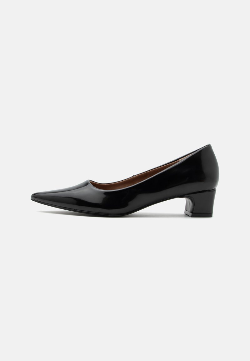 Escarpin à talon bas en cuir verni noir, bout pointu et talon bloc courbé, présenté de profil sur un fond clair uni.