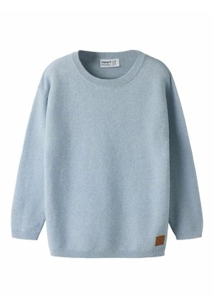 Pull tricoté bleu clair à col rond avec manches longues, poignets et ourlet côtelés, orné d'un petit patch en cuir marron près de l'ourlet inférieur.