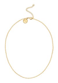 Collier en chaîne dorée avec des maillons ovales et un fermoir à homard. Longueur ajustable avec une petite étiquette ronde près du fermoir.