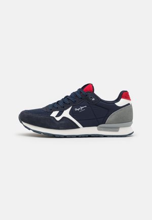 Baskets bleu marine et grises avec accents blancs, doublure intérieure rouge, fermeture à lacets et logo Pepe Jeans sur le côté et le talon.