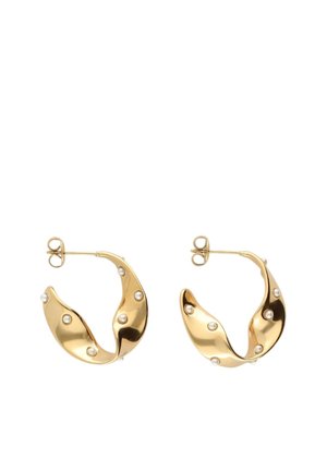 Pendientes de aro de oro retorcido adornados con pequeñas perlas blancas distribuidas uniformemente, asegurados con cierres de mariposa.