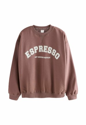 Brauner Pullover mit rundem Ausschnitt und gerippten Bündchen. Mit dem weißen Schriftzug "ESPRESSO" in geschwungener Schriftart, darunter "SIP SAVOUR REPEAT".