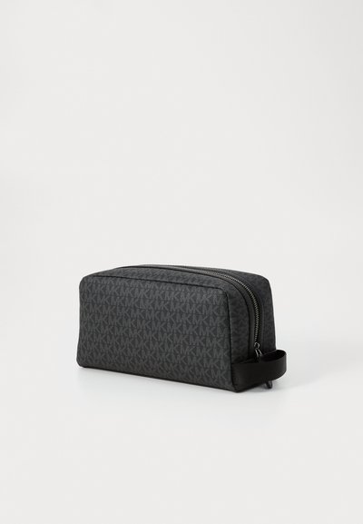 Pochette noire texturée arborant un motif logo répétitif, de forme rectangulaire, fermeture zippée sur le dessus et une poignée sur le côté pour un transport facile.