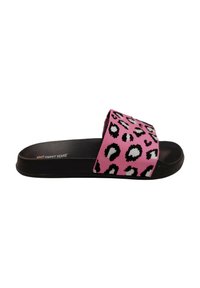 Infradito rosa con una larga fascia in tessuto che presenta una stampa leopardata bianca e nera, montati su una suola in gomma nera.