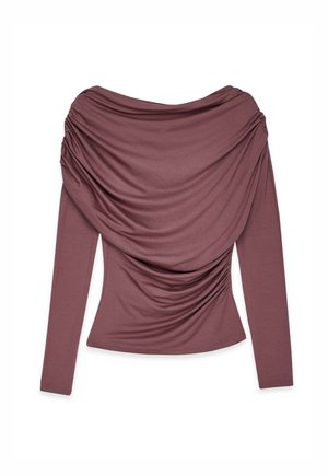 Langarmtop in gedempt mauve, met gedrapeerd materiaal en geplooide details op de schouders en zijnaad, zachte textuur.