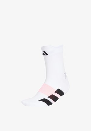 Chaussette de sport blanche mi-mollet avec des rayures noires sur les orteils et le talon, bande de soutien de la voûte plantaire rose, et logo Adidas noir près du bord-côte.