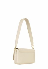 Bolso de hombro de cuero beige con forma plana y rectangular, cierre de solapa y correa ajustable. Cuenta con detalles en hardware de tono dorado.