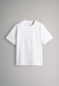 Biała bawełniana koszulka z krótkimi rękawami, okrągłym dekoltem i gładką fakturą. Bez wzorów i grafik. Podstawowy, klasyczny design.