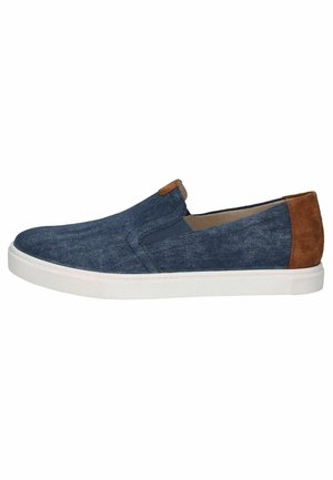 Chaussures slip-on en denim avec une tige en tissu bleu foncé, un accent en daim marron au niveau du talon et une semelle en caoutchouc blanche. Texture lisse et design décontracté.