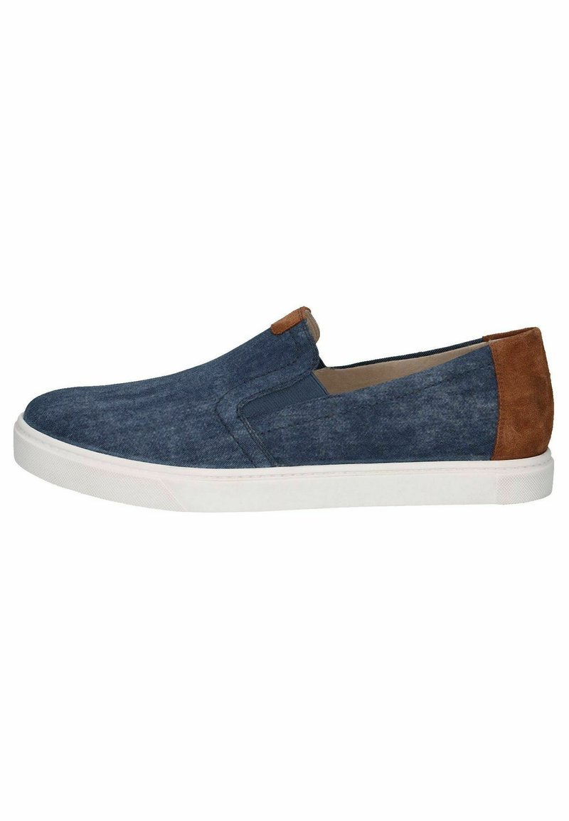Denim instappers met een donkerblauwe stof bovenkant, een bruine suede accent op de hiel en een witte rubberen zool. Glad textuur en een casual ontwerp.