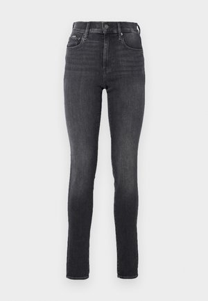 Jeans skinny de cintura alta em denim cinza escuro, com uma textura suave, apresentam bolsos frontais e um fecho de botão metálico na cintura.