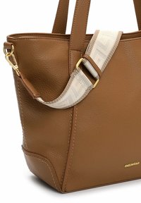 Brązowa skórzana torba typu tote o fakturowanej powierzchni, wyposażona w podwójne uchwyty oraz odpinany wzorzysty pasek na ramię z elementami ozdobnymi w kolorze złotym.