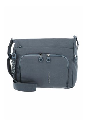 Sac messager en tissu gris avec une surface texturée, comportant deux poches zippées à l'avant, une bandoulière réglable et un détail de logo sur le côté.