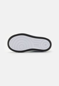 Nike Sportswear FORCE 1 LOW EASYON - Sneakers - white/green strike/black