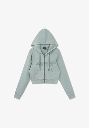 Lyseblågrøn hættetrøje med lynlås, forlommer, snore, ribstrikkede manchetter og diskret broderet skrift over brystet.