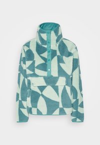 Sudadera de forro polar en verde menta claro con patrones geométricos en verde azulado, cuello alto, botones a presión y un bolsillo frontal con detalle de solapa.