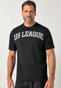 Czarna bawełniana koszulka z nadrukiem "US LEAGUE" w wyrazistej, kontrastowej czcionce na piersi; krótkie rękawy i okrągły dekolt.