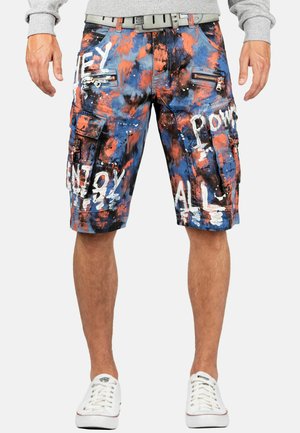 Shorts cargo multicolores en bleu, orange et blanc avec un texte de style graffiti, dotés de poches zippées et d'une taille plate.