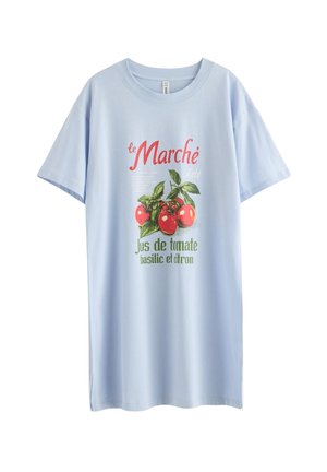 Világoskék rövid ujjú póló piros paradicsomokkal, zöld bazsalikomlevelekkel, valamint elöl francia feliratokkal: "le Marché" és "Jus de tomate basilic et citron".