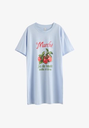 Világoskék rövid ujjú póló piros paradicsomokkal, zöld bazsalikomlevelekkel, valamint elöl francia feliratokkal: "le Marché" és "Jus de tomate basilic et citron".