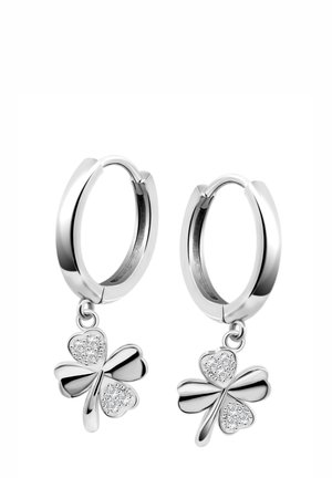 Des boucles d'oreilles en argent avec un charme en forme de trèfle à quatre feuilles qui pend. Le trèfle possède une surface polie avec des accents scintillants et des bords lisses.