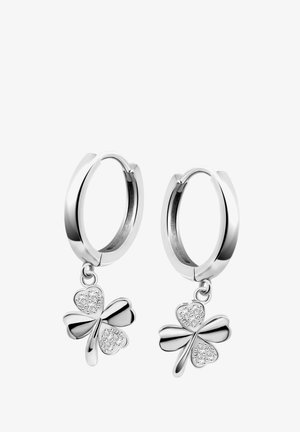 Des boucles d'oreilles en argent avec un charme en forme de trèfle à quatre feuilles qui pend. Le trèfle possède une surface polie avec des accents scintillants et des bords lisses.