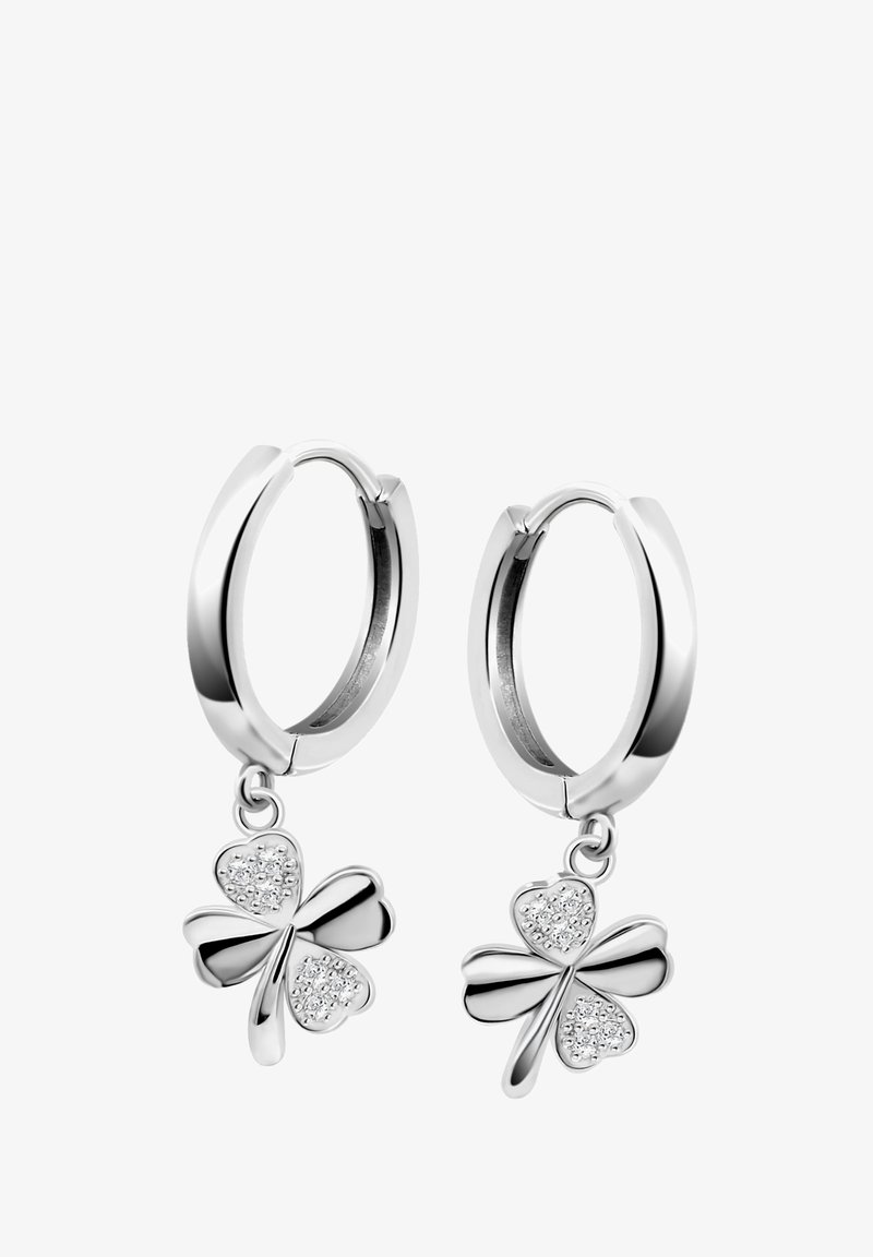 Des boucles d'oreilles en argent avec un charme en forme de trèfle à quatre feuilles qui pend. Le trèfle possède une surface polie avec des accents scintillants et des bords lisses.