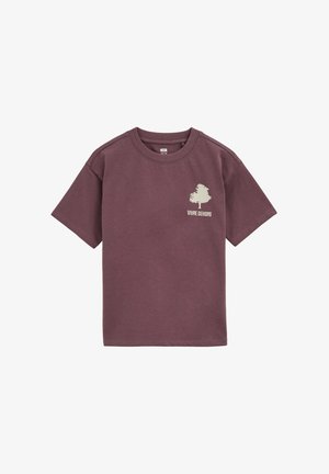 Camiseta de manga corta color granate con un gráfico de árbol blanco y el texto "VIVRE DEHORS" en el área del pecho izquierdo sobre un fondo blanco.