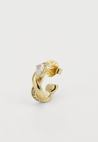 Boucle d'oreille en or avec un design torsadé, présentant une pierre clair en forme de poire et de petits cristaux incrustés sur un côté.