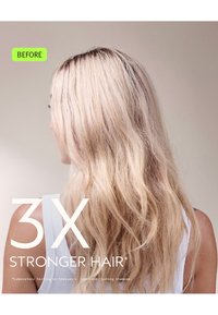 Långt, vågigt blont hår i en ljus, texturerad stil. Ett vitt linne och en bleknad bakgrund framhäver hårets utseende, märkt "Före."