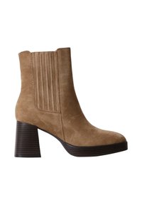 Bottine marron en daim avec talon bloc empilé et panneau latéral côtelé élastique, inclinée pour montrer le côté extérieur.