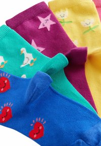 Cinque paia di calzini colorati: azzurri chiari con design a cuore, turchesi con motivo d'anatra, viola con stelle, verdi con fiori, gialli con dettagli floreali.