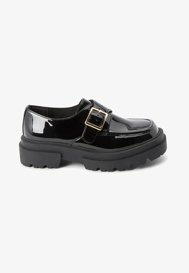 Pantofi din piele patent neagră cu o talpă masivă neagră, având o cataramă decorativă și o suprafață netedă, lucioasă. Design cu vârf rotund.