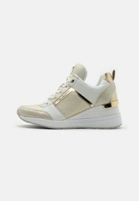 Białe i beżowe sneakersy z teksturowanym panelem, metalicznymi złotymi akcentami oraz wyściełanym kołnierzem. Posiadają grubą, klinową podeszwę.