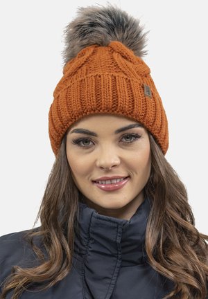 Oranje gebreide beanie met een structuurpatroon en een faux fur pompon bovenop. Heeft een klein bruin label aan de zijkant.