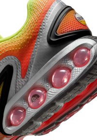Des baskets Air Max avec une tige en mesh jaune vif, orange et gris, dotées de bulles de rembourrage roses et d'une semelle en caoutchouc texturée.