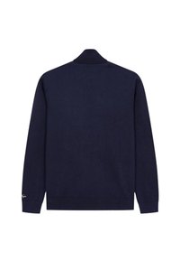 Maglione lavorato a maglia blu navy con colletto alto, maniche lunghe e polsini a coste. Branding discreto sulla manica sinistra. Texture liscia.