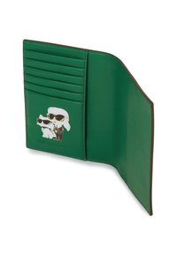 Zielony skórzany portfel otwarty, pokazujący wiele slotów na karty oraz nadrukowaną ilustrację osoby w okularach przeciwsłonecznych z psem w okularach. 