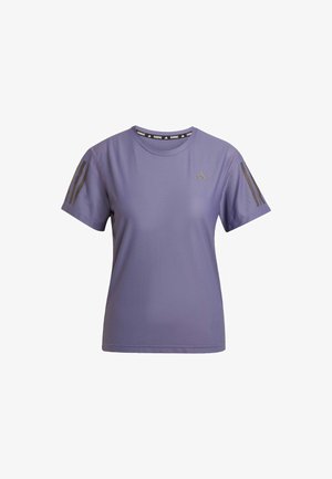 Lilla atletisk t-shirt lavet af åndbart stof. Korte ærmer med mørkegrå striber på begge skuldre. Rund halsudskæring, glat tekstur.