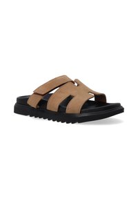 Bruine suede slidesandalen met drie brede banden, open teen en een zwarte rubberen zool met een textuurpatroon voor extra grip. Casual ontwerp.