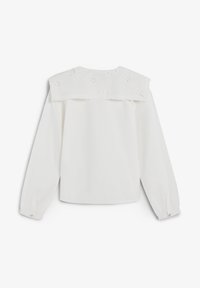 Camisa blanca de manga larga con un yugo de encaje de ojo de perdiz ondulado, puños con botones y tejido suave con un ajuste relajado. Vista trasera mostrada.
