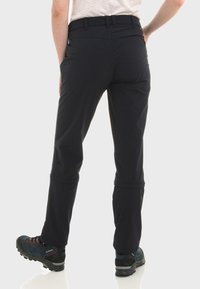 Flexible, schwarze Wanderhosen mit verstellbaren Bündchen, einer mit Reißverschluss versehenen Gesäßtasche und strapazierfähigen Besätzen. Geeignet für Aktivitäten im Freien.