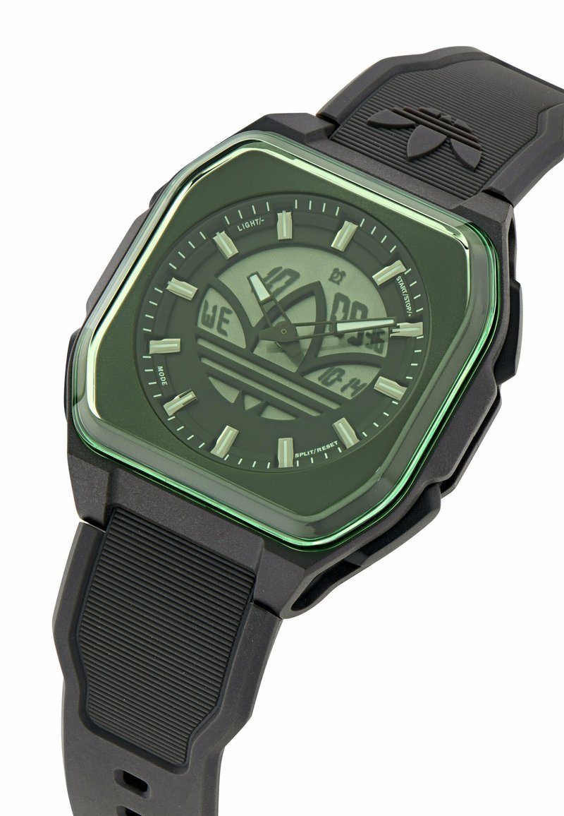 Zwart digitaal-analoog polshorloge met een vierkante wijzerplaat met groene tint, lichtgevende uurmarkeringen, drie wijzers en een zwarte rubberen band met logo.