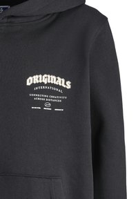 Čierna mikina s kapucňou s bielym textom "ORIGINALS INTERNATIONAL CONNECTING CREATIVITY ACROSS DISTANCES" na hrudnej oblasti.